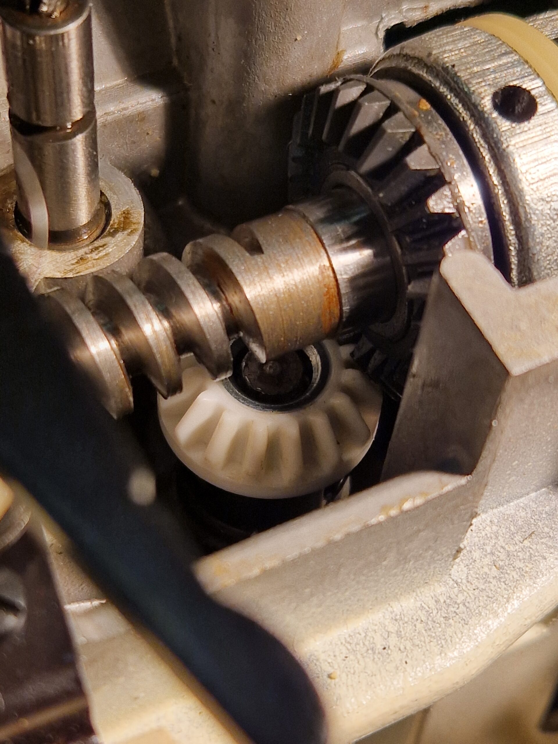 remplacement d'un pignon d'une machine à coudre