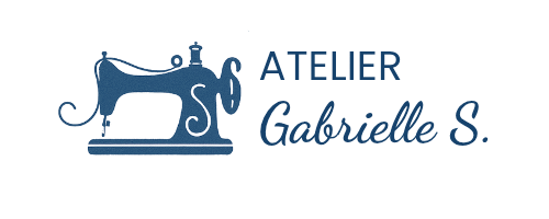 logo de l'atelier gabrielle s. machine à coudre bleue